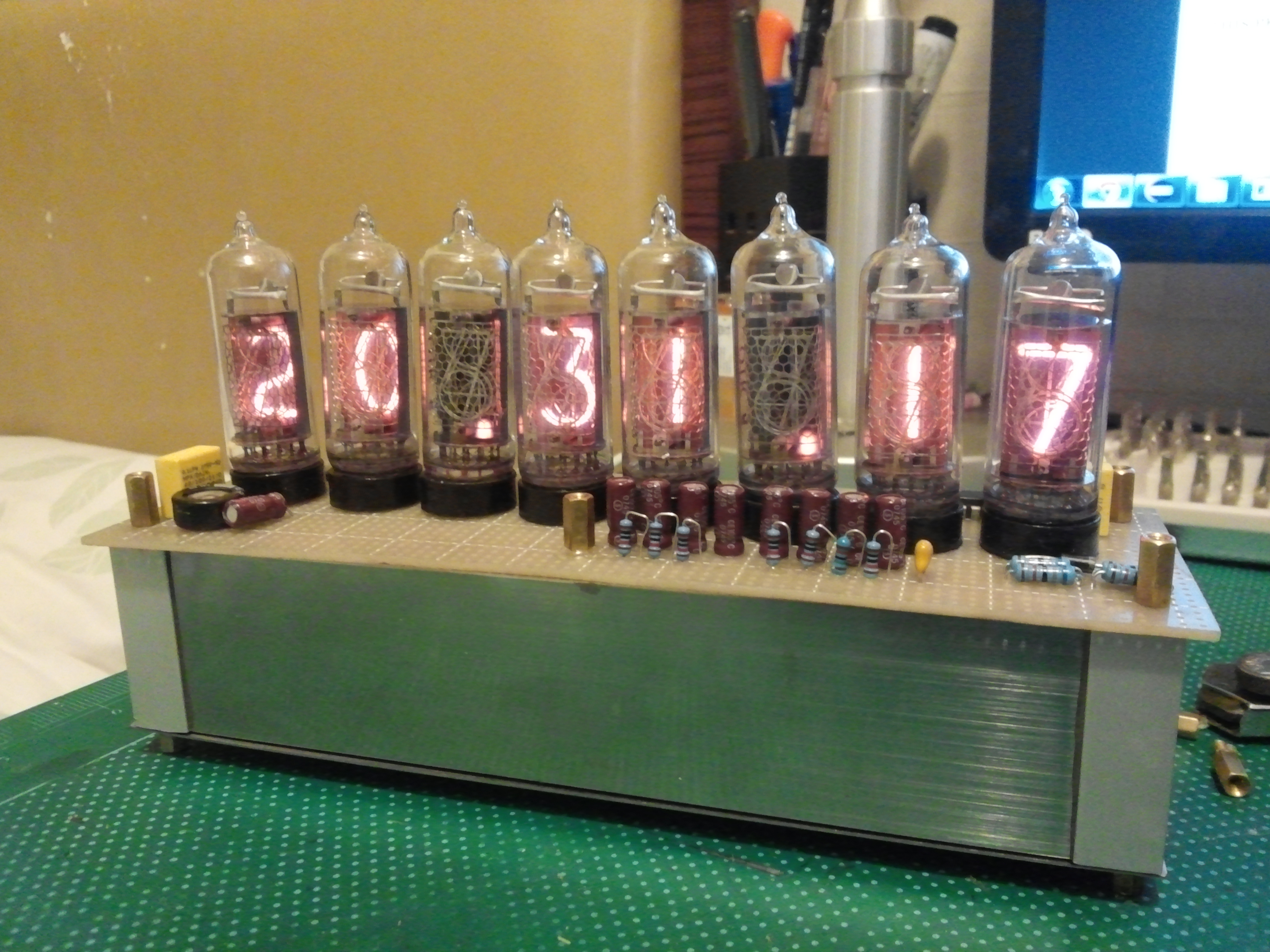 The front view of the completed divergence meter in clock mode